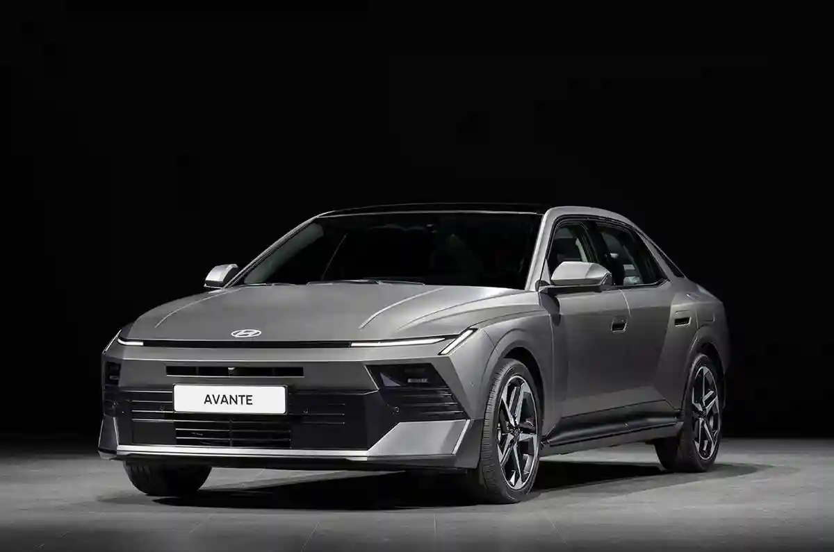 Новый Hyundai Elantra: острые углы, гибрид и максимум пространства внутри