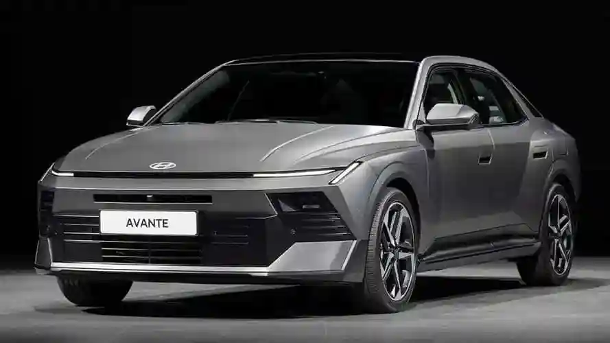 Hyundai Elantra 2027: новое поколение стало крупнее, острее и технологичнее