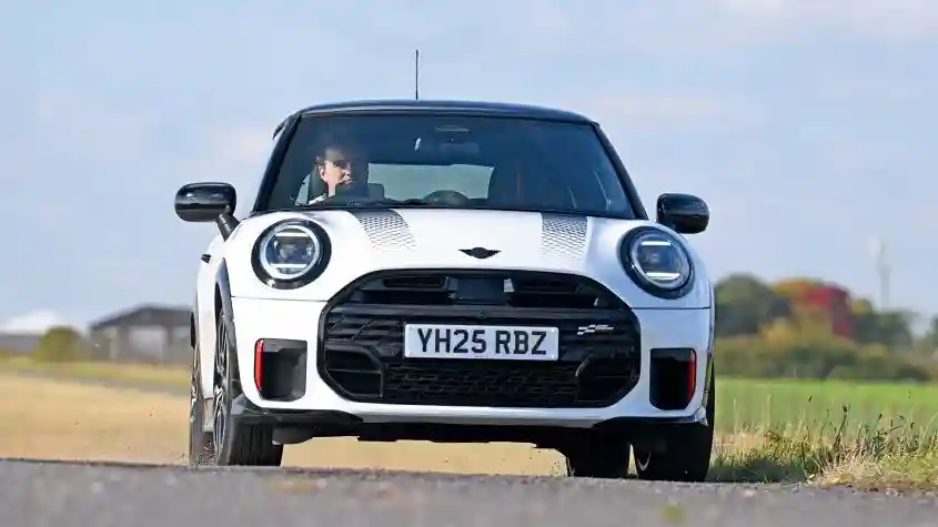 MINI Cooper обновится в 2027-м: больше настроек, новый интерфейс и намёки на будущее