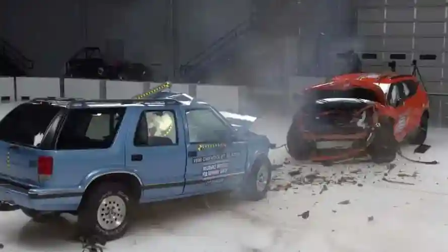 Старый против нового: как Chevrolet Blazer 30 лет спустя уничтожил сам себя в краш-тесте