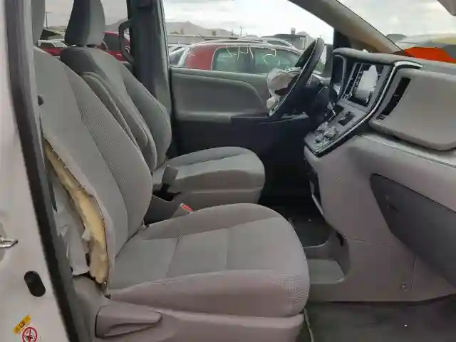 5TDZZ3DC1KS983211 2019 TOYOTA SIENNA-4