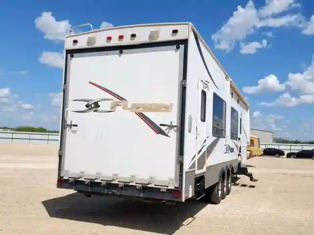 4YDF382279F810280 2009 KEYSTONE FUZION-3