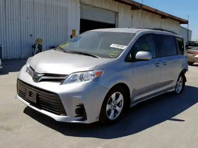 5TDKZ3DC2JS960004 2018 TOYOTA SIENNA LE-1