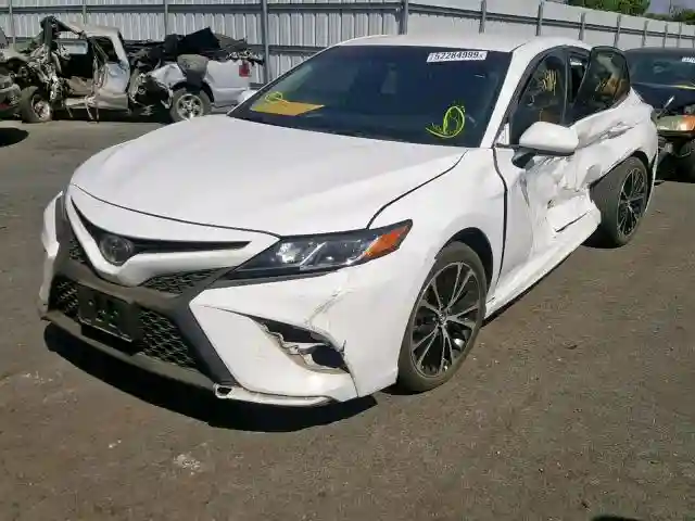 4T1B11HK5JU061996 2018 TOYOTA CAMRY L-1