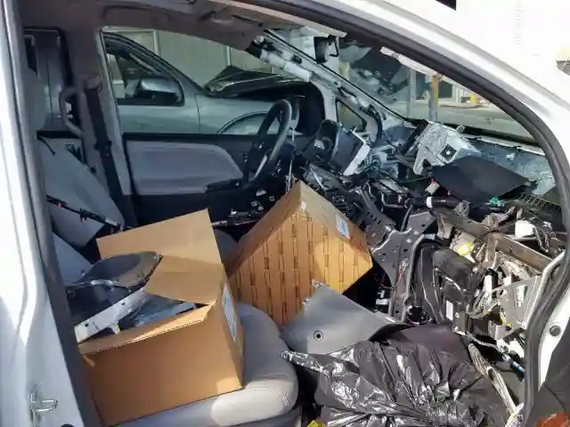 5TDYZ3DC2KS979678 2019 TOYOTA SIENNA LIMITED-4