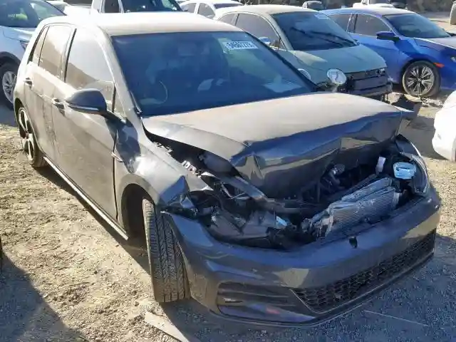 3VW447AU8JM295215 2018 VOLKSWAGEN GTI S/SE-0