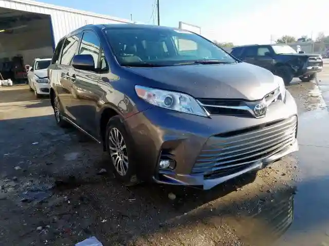 5TDYZ3DC8JS919886 2018 TOYOTA SIENNA XLE-0