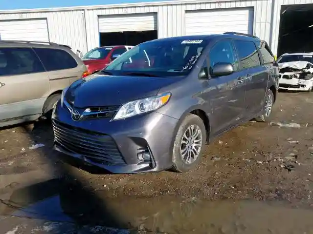 5TDYZ3DC8JS919886 2018 TOYOTA SIENNA XLE-1