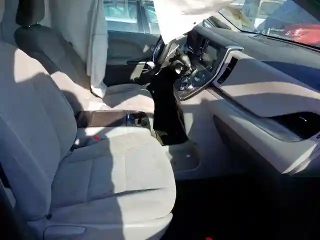 5TDKZ3DC6JS962211 2018 TOYOTA SIENNA LE-4
