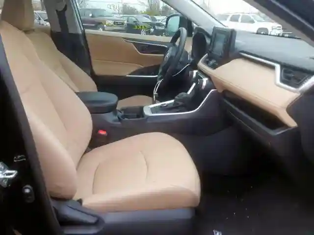 2T3MWRFV3KW010110 2019 TOYOTA RAV4 LE-4