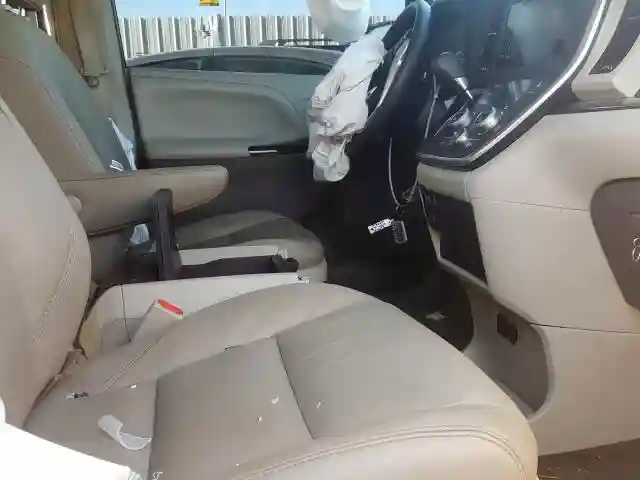 5TDYZ3DC0HS853098 2017 TOYOTA SIENNA XLE-4