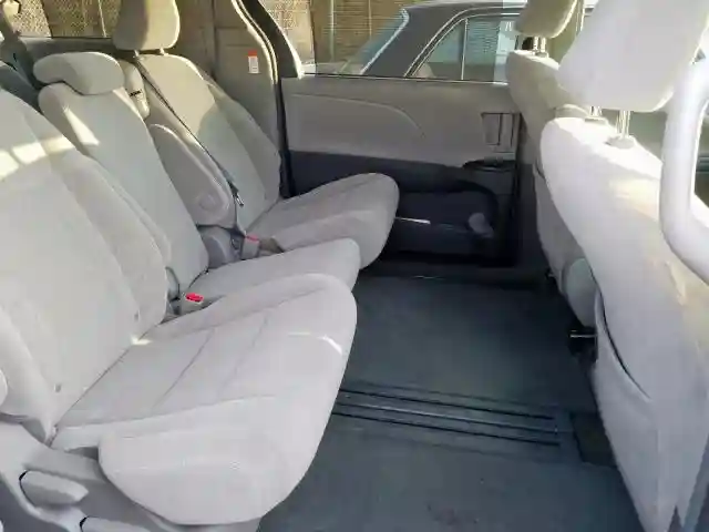 5TDKZ3DC8HS843280 2017 TOYOTA SIENNA LE-5