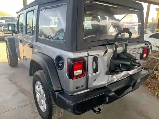 1C4HJXDG1JW273365 2018 JEEP WRANGLER UNLIMITED SPORT-2
