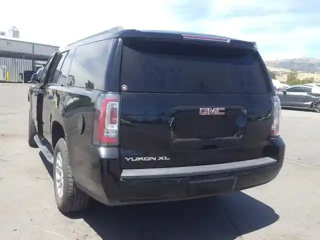 1GKS1GKC8HR232329 2017 GMC YUKON XL C1500 SLT-2