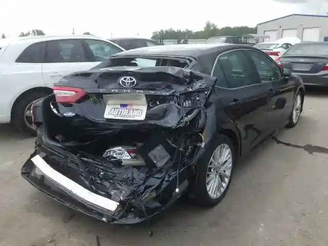 4T1B11HK6JU006585 2018 TOYOTA CAMRY L-3