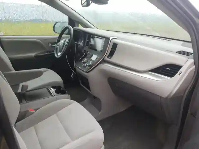 5TDKZ3DC2JS909859 2018 TOYOTA SIENNA LE-4