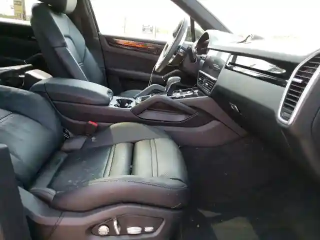 WP1AA2AY6KDA08115 2019 PORSCHE CAYENNE-4