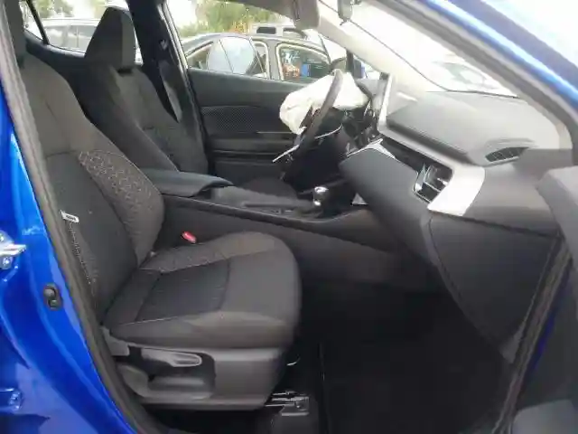 NMTKHMBX7LR111745 2020 TOYOTA C-HR XLE-4