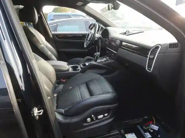 WP1AA2AY9KDA09307 2019 PORSCHE CAYENNE-4