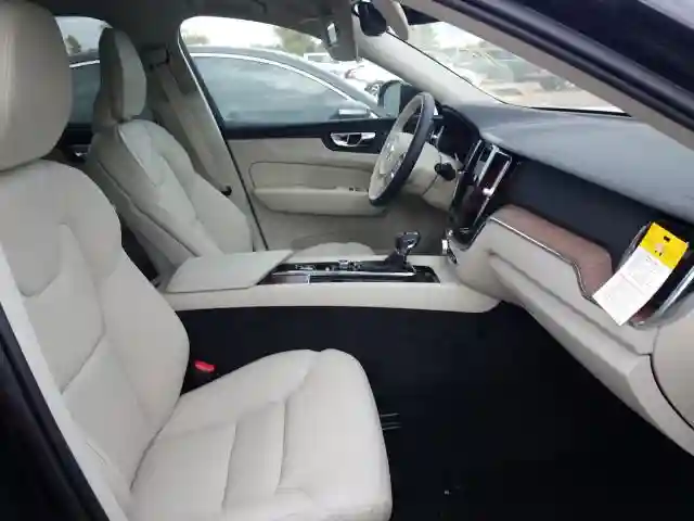 YV4102RK3M1682101 2021 VOLVO XC60 T5 MOMENTUM-4