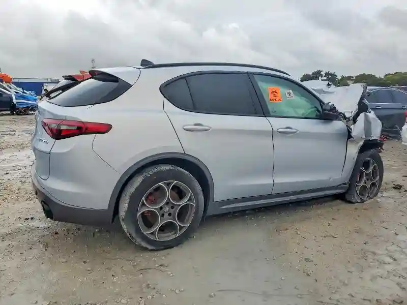 ZASPAKBN0N7D46121 2022 ALFA ROMEO STELVIO-2