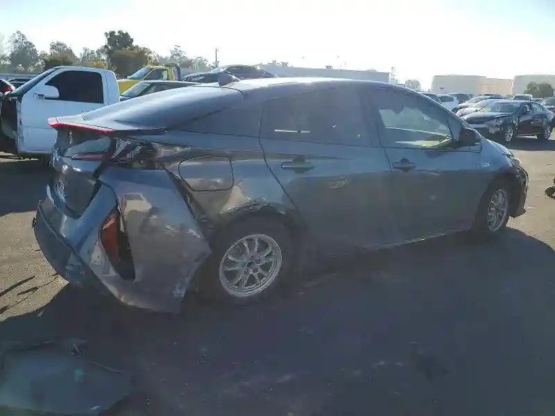 JTDKARFP9J3078629 2018 TOYOTA PRIUS-2