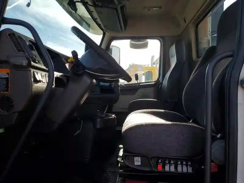 4V4N39TG9HN987968 2017 VOLVO VN-5