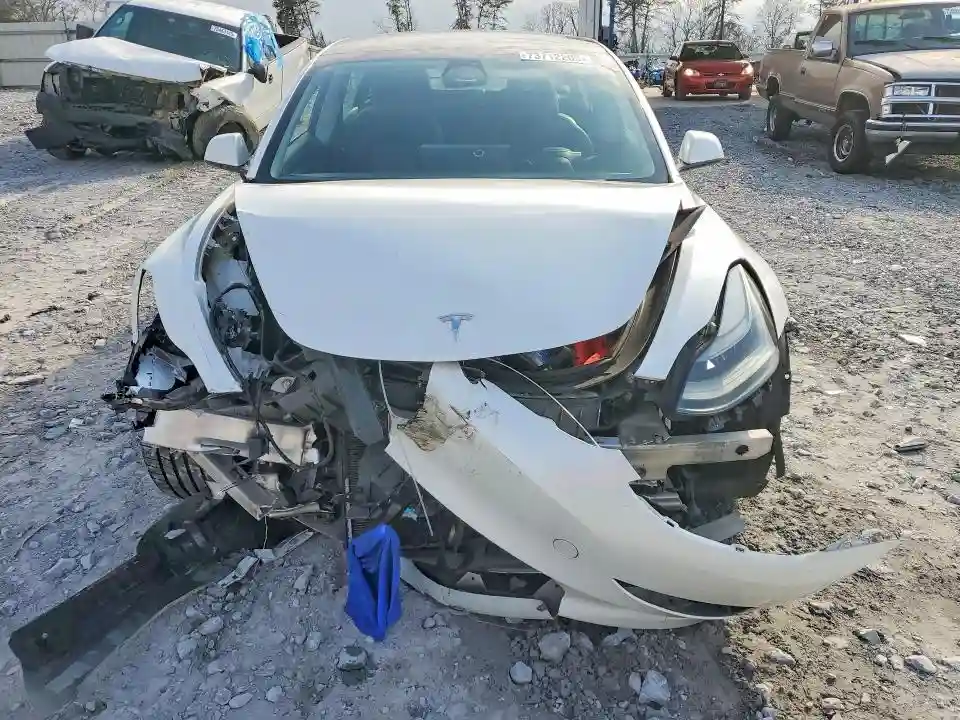 5YJ3E1EB0PF388096 2023 TESLA MODEL 3-4