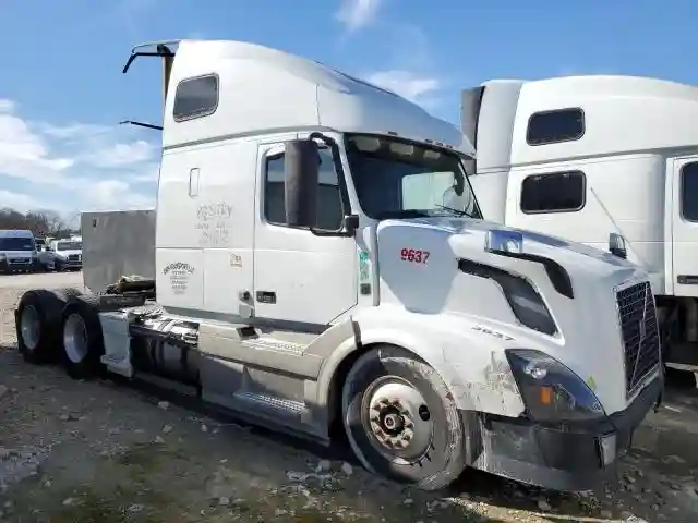 4V4NC9EH7FN179637 2015 VOLVO VN-0