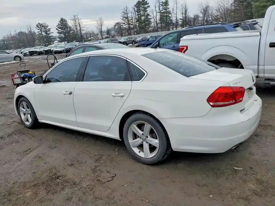 1VWBH7A33DC135204 2013 VOLKSWAGEN PASSAT-1