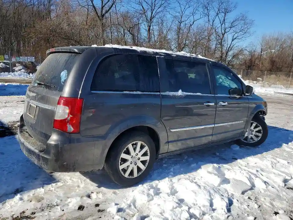 2C4RC1BG2GR111177 2016 CHRYSLER TOWN & C-2