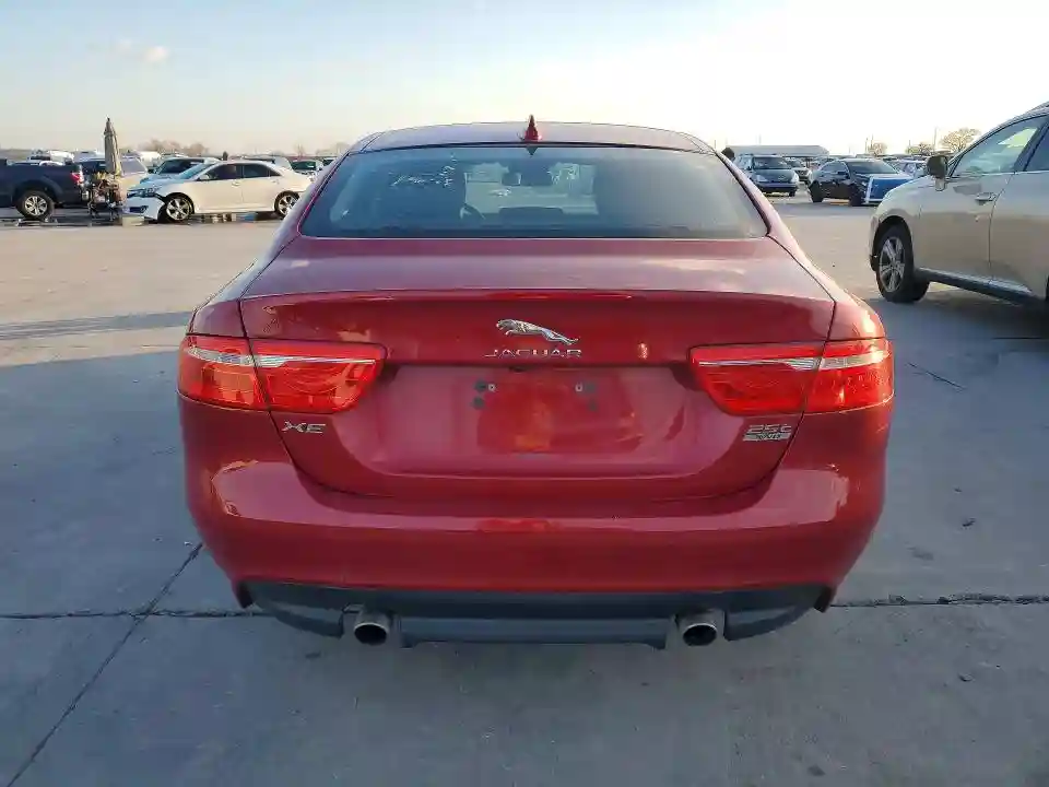 SAJAJ4FX2JCP37814 2018 JAGUAR XE-5