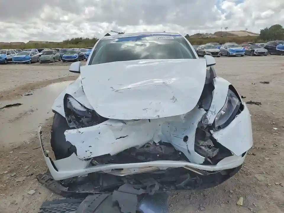 7SAYGAEEXSF249440 2025 TESLA MODEL Y-4