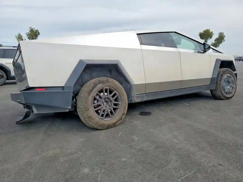 7G2CEHEE9SA062089 2025 TESLA CYBERTRUCK-2