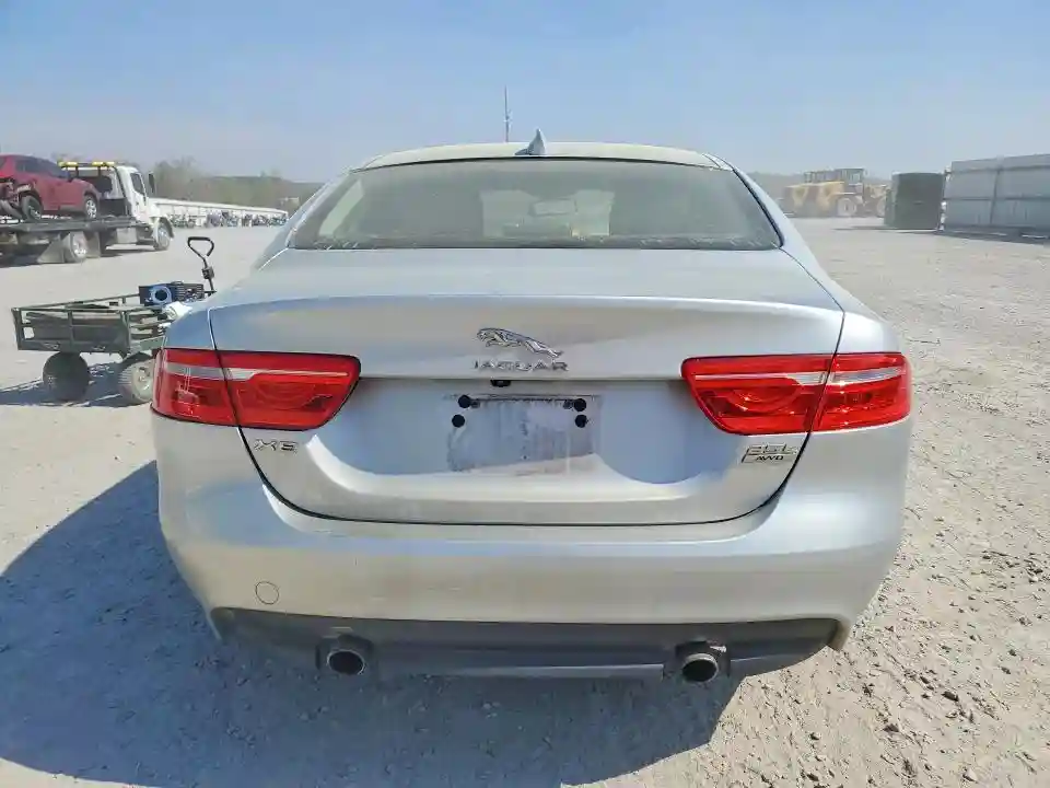 SAJAS4FX4JCP20235 2018 JAGUAR XE-5