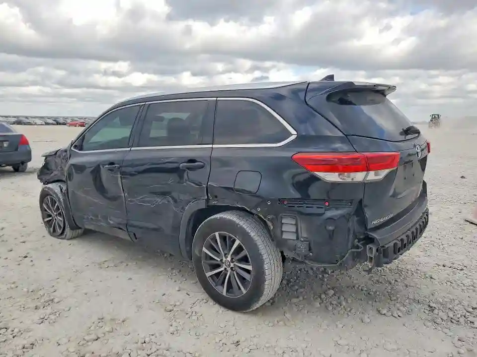 5TDKZRFH9JS532538 2018 TOYOTA HIGHLANDER-1