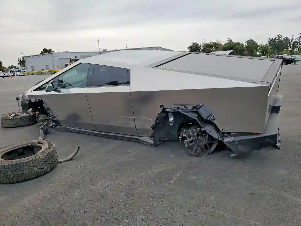 7G2CEHEE9SA062089 2025 TESLA CYBERTRUCK-1