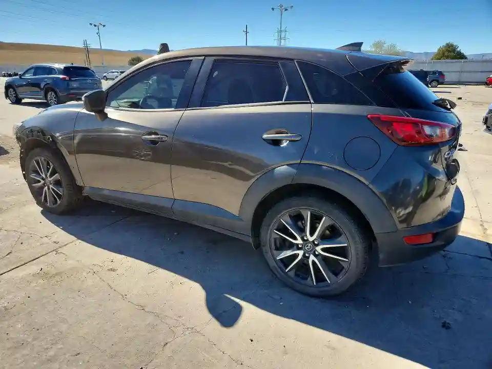 JM1DKFC77J0313958 2018 MAZDA CX-3-1