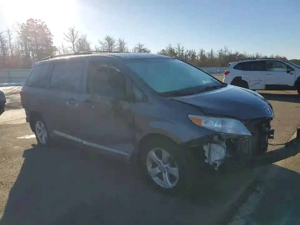 5TDKZ3DC1HS808029 2017 TOYOTA SIENNA-3