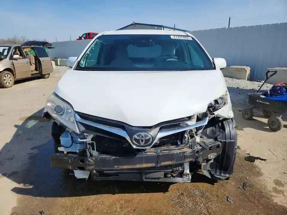 5TDKZ3DC4JS913380 2018 TOYOTA SIENNA-4