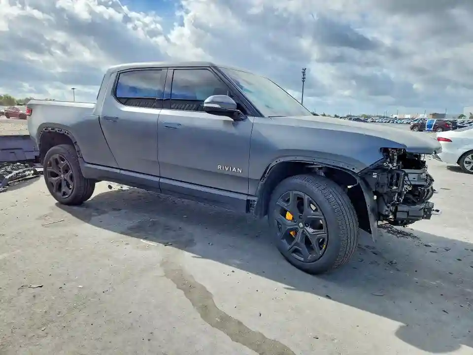 7FCTGAAA4PN019695 2023 RIVIAN RIT-3