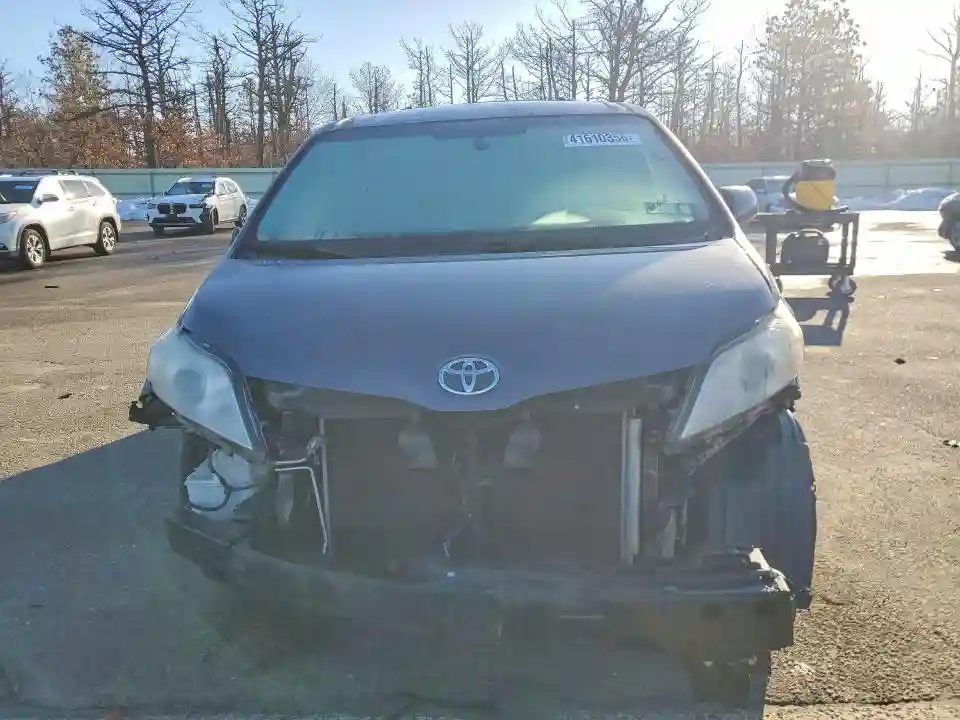 5TDKZ3DC1HS808029 2017 TOYOTA SIENNA-4
