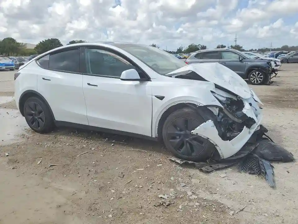 7SAYGAEEXSF249440 2025 TESLA MODEL Y-3