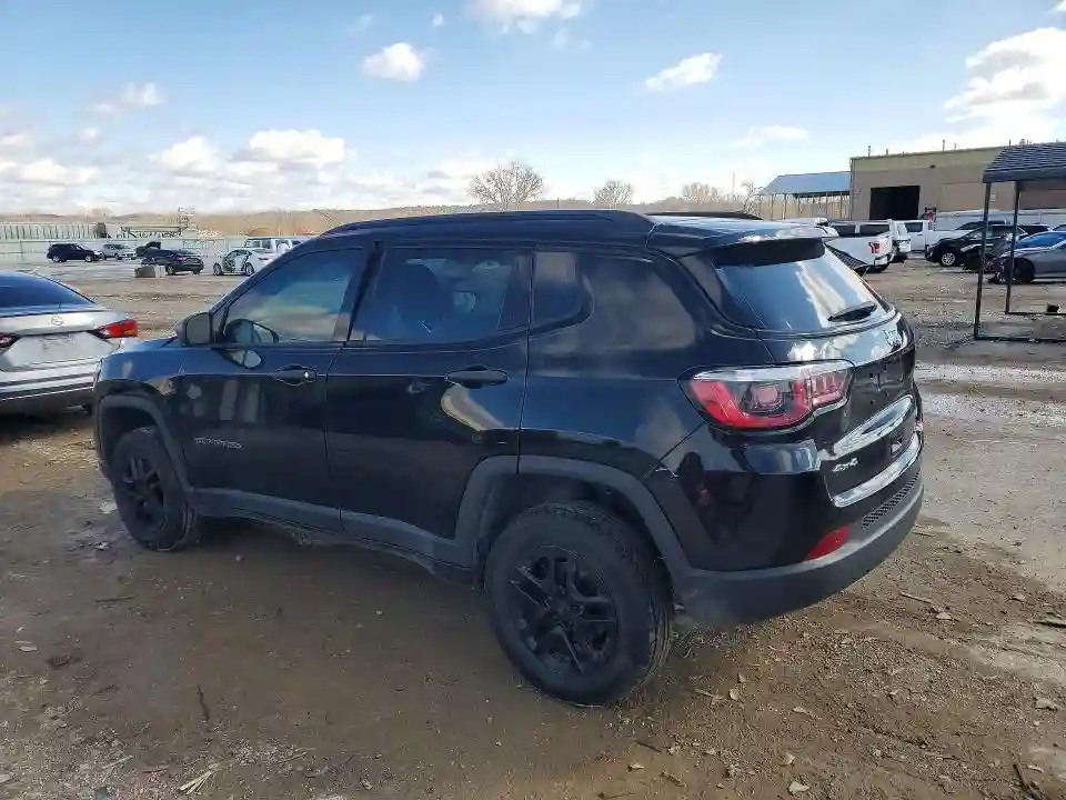 3C4NJDAB1JT261670 2018 JEEP COMPASS-1