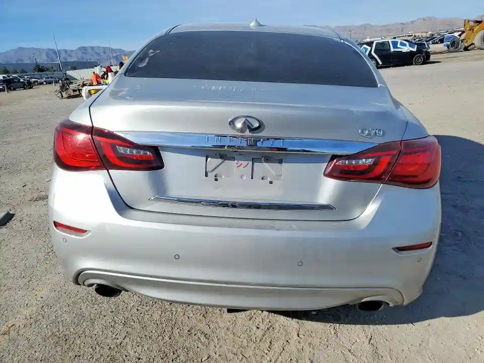 JN1BY1AP8JM180909 2018 INFINITI Q70-5