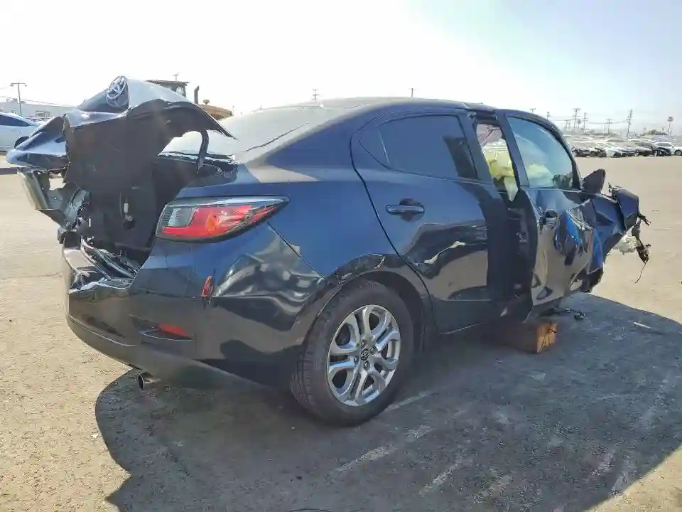 3MYDLBYV9JY324268 2018 TOYOTA YARIS-2