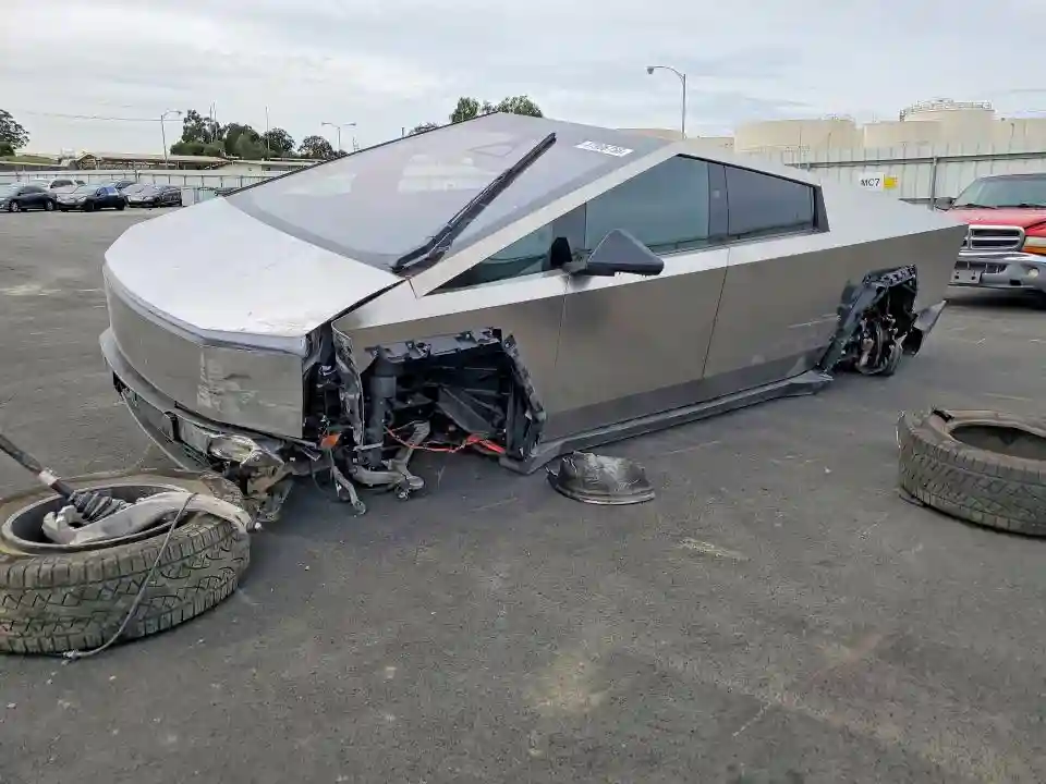 7G2CEHEE9SA062089 2025 TESLA CYBERTRUCK-0