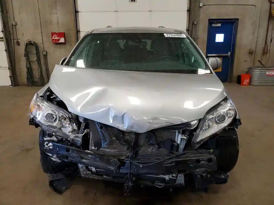 5TDKZ3DC6KS983898 2019 TOYOTA SIENNA-4