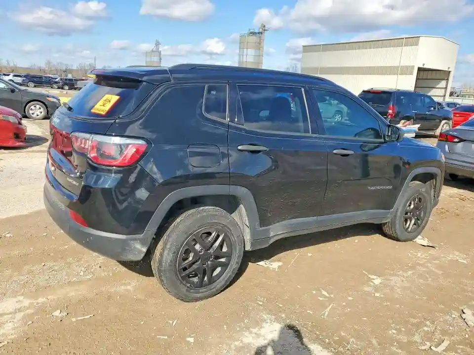 3C4NJDAB1JT261670 2018 JEEP COMPASS-2