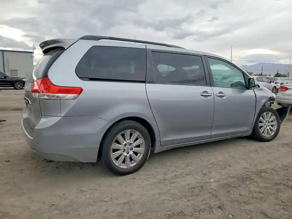 5TDYK3DC8BS061485 2011 TOYOTA SIENNA-2